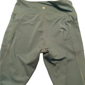 Bally total fitness athletic cropped leggings